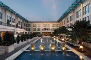 Отель Aryaduta Medan  Медан
